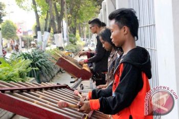 Satpol PP DIY menertibkan pengamen angklung 