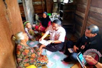 Alhamdulilah! Gubernur Sugianto Berikan Bantuan Untuk 2 Lansia Yang Kondisinya Sangat Memprihatinkan