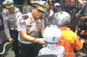 Pantau Operasi Simpatik, Kakorlantas Bagikan Helm