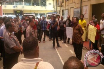 Warga Jayapura demo di Kejari dan Polda Papua 