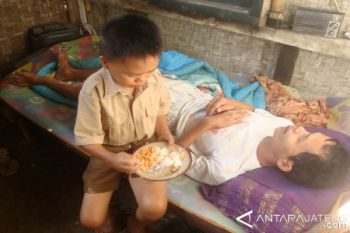 Mengharukan, Bocah Kelas 4 SD Rawat Ayahnya yang Lumpuh