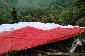 Satgas Yonif 122/TS kibarkan Merah Putih raksasa di Puncak Gunung Pawa