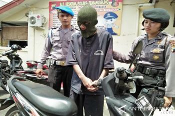 Polisi Bekuk Perampas Telepon Seluler 