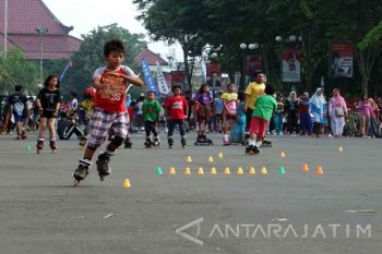 Berlatih Sepatu Roda