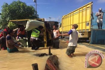 Banjir Mesuji Hanyutkan Truk Bermuatan Gabah