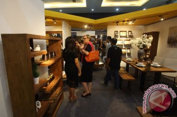 Pengunjung Pameran Furniture
