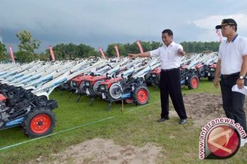 Mentan Serahkan 22 Traktor Untuk Petani Perbatasan