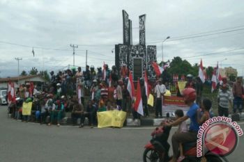 Seratusan demonstran kontra Freeport beraksi di Timika 