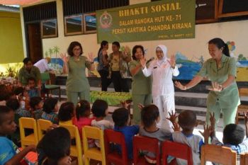 Persit KCK Korem 172/PW ajarkan anak-anak pola hidup sehat