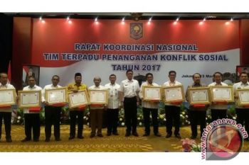 Kalteng Terima Penghargaan Terbaik Penanganan Konflik Sosial 