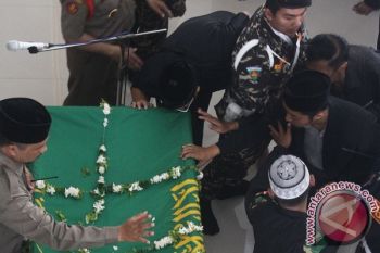 Masyarakat Antre Shalatkan KH Hasyim Muzadi, Shalat Secara bergelombang