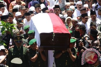 Jenazah KH Hasyim Muzadi Dimakamkan Secara Militer, JK Irup