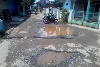 Warga Berharap Pemkot Segera Perbaiki Jalan Rusak  