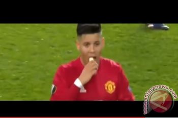 Mourinho Berikan Pisang Saat Pertanding Berlangsung di Liga Europa