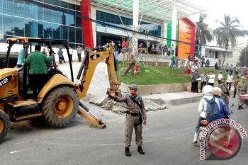 Satpol Bongkar Oprit Jembatan RSB  Paramount Makassar