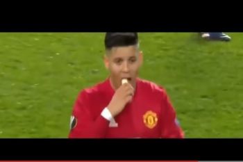 Ini Alasan Mou Berikan Pisang kepada Rojo di Tengah Pertandingan