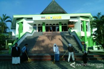 Pengendara Terjaring Operasi Simpatik Diminta Menyapu Masjid 