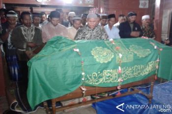 Jenazah Aktivis Pegunungan Kendeng Dimakamkan