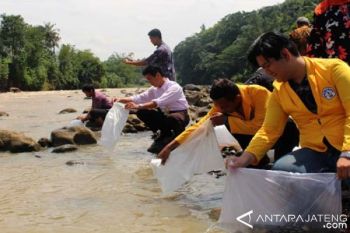 Untidar Tebar 40.000 Bibit Ikan di Kalii Progo