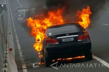 Mobil Sedan Terbakar di Jembatan Suramadu