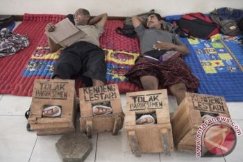 Petani Kendeng Tolak Hentikan Aksi Semen Kaki