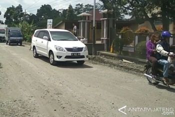 Perbaikan Ruas Jalan Wangon-Batas Jawa Barat Dikebut 