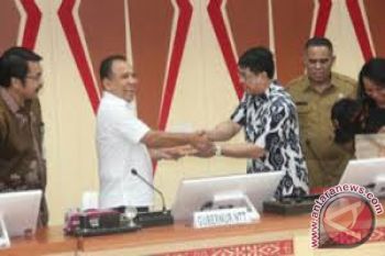Gubernur Terima Penghargaan Sebagai Penggerak Koperasi 