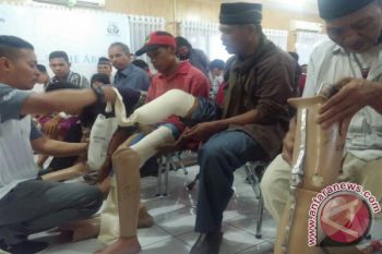70 pasang kaki palsu dari PT AP II dibagikan kepada sejumlah warga Tanggerang