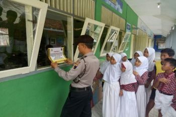 Redam Isu Penculikan, Polsek Bawang Banjarnegara Sebar Stiker