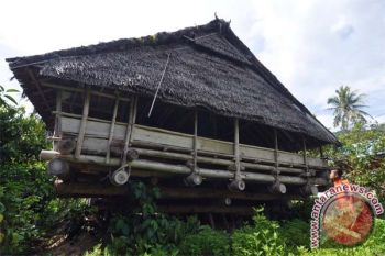 Di Balik Kokohnya Rumah Adat Lobo