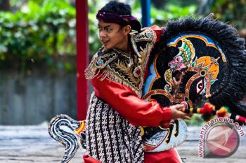 Tari Kuda Lumping Meriahkan Peresmian Kantor Nagari Sambungo