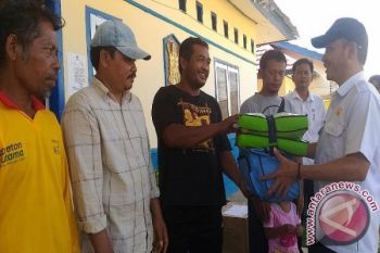 Dinsos Sukamara Serahkan Bantuan Korban Kebakaran