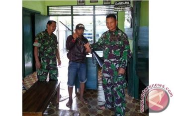 Warga Serahkan Senpi Rakitan ke Danramil Tumbang Jutuh