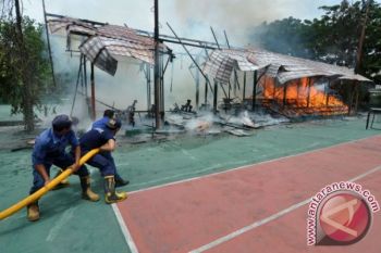 Tribun lapangan tenis KONI Sulteng ludes terbakar