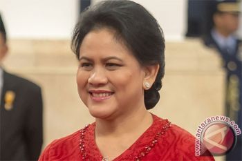 Iriana Jokowi Serahkan Bingkisan Buku dan Alat Peraga di PAUD Mekar Jaya