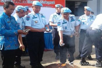 122 Telepon Seluler Hasil Sitaan di Nusakambangan Dimusnahkan