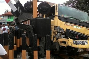 Sopir Mengantuk, Truk Menabrak Tuas Pintu Perlintasan KA