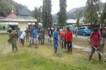 Personil Pendam Cenderawasih bantu warga bersihkan lingkungan Numbay 