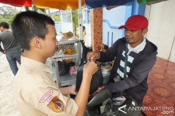 Jelang UN, Siswa SMK Swadaya Bagi Sembako
