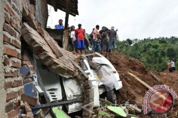 26 Korban Longsor Ponorogo belum Ditemukan