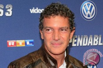 Gara-gara Serangan Jantung Antonio Banderas Berhenti Merokok