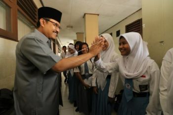 Wagub Jatim sempatkan pijat siswa sebelum UNBK