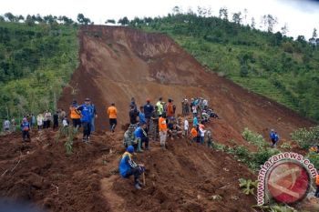 Pemprov Tanggung Jaminan Hidup Korban Longsor , Korban lain Terus Dicari