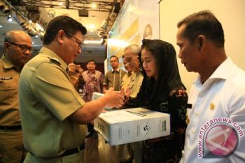 Serahkan Timbangan Digital ke Kabupaten-Kota