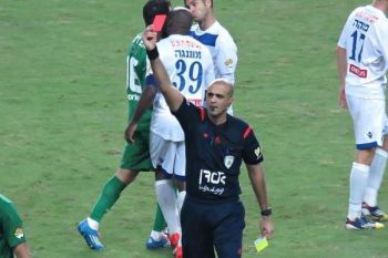 Pukul Wasit, Striker Genoa Pinilla Dihukum Lima Pertandingan