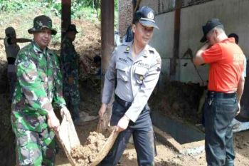 Material Longsoran di Dua Lokasi di Cilacap Mulai Disingkirkan 