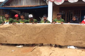 Dukung Pabrik Semen, 3.000 Warga Rembang Tanda Tangan di Kertas 