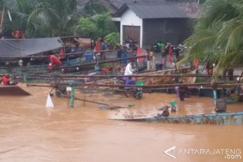 Puluhan Perahu Nelayan di Pati Diterjang Banjir 