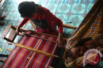 Kain tenun Baubau dijual di CTI Jakarta