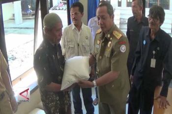 2.125 Keluarga Nelayan Pekalongan Terima Bantuan Beras Paceklik 